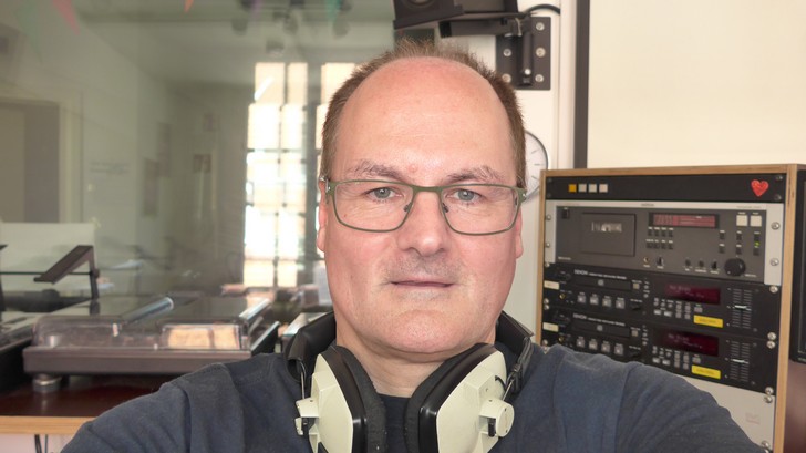 Der Moderator der Radiosendung Rock Bottom